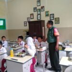Babinsa Ciptomulyo Babinsa Ciptomulyo Dampingi Pembagian Makanan Bergizi Gratis di SDN Ciptomulyo 2