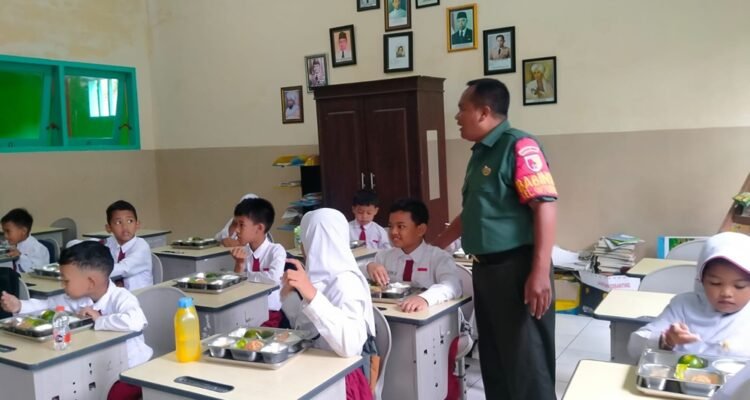 Babinsa Ciptomulyo Dampingi Pembagian Makanan Bergizi Gratis di SDN Ciptomulyo 2