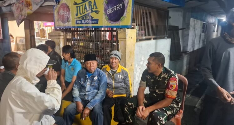 Babinsa Jatimulyo Gelar Patroli Dialogis Bersama Warga Perkuat Keamanan Lingkungan Babinsa Jatimulyo Gelar Patroli Dialogis Bersama Warga Perkuat Keamanan Lingkungan
