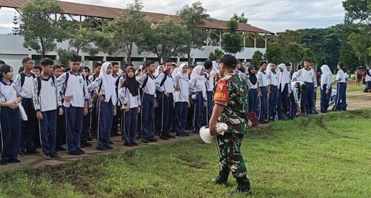 Babinsa Klojen Bina Kedisiplinan dan Wawasan Kebangsaan Siswa SMPN 3 Malang