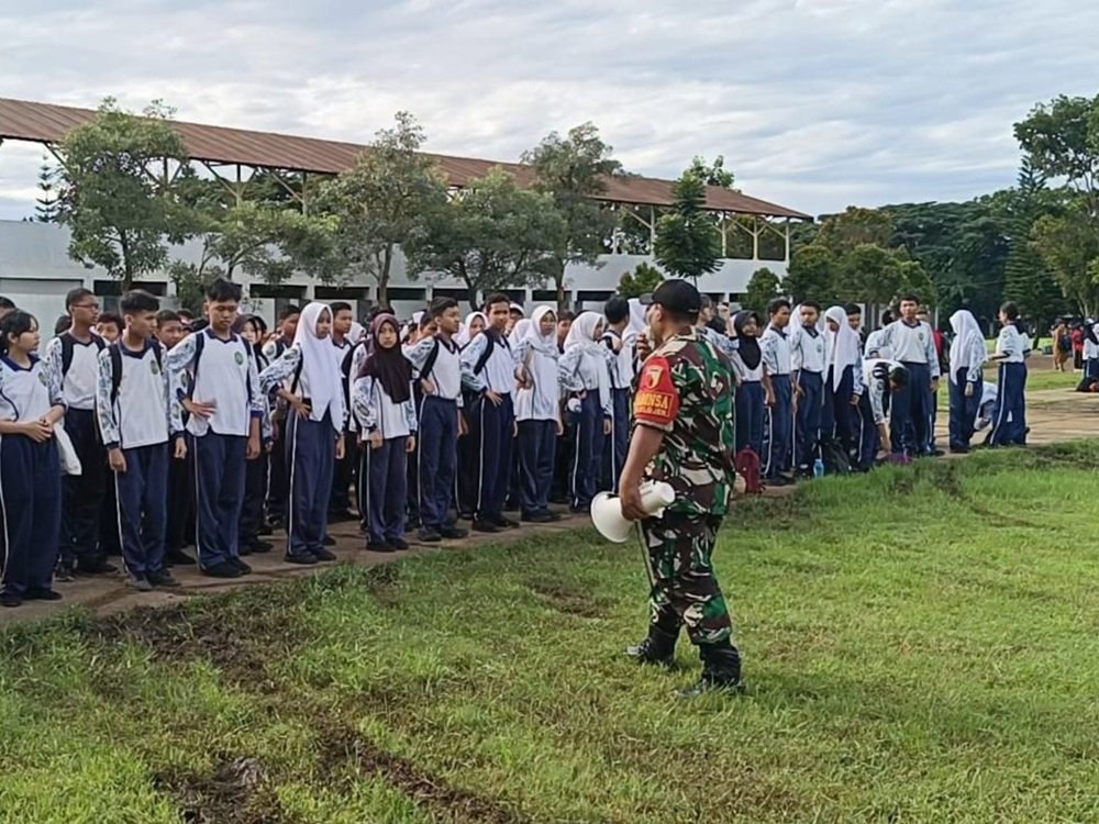 Babinsa Klojen Bina Kedisiplinan dan Wawasan Kebangsaan Siswa SMPN 3 Malang
