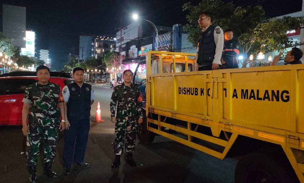 Babinsa Klojen Bersama Dishub Kota Malang Monitoring Penertiban Parkir di Kayutangan