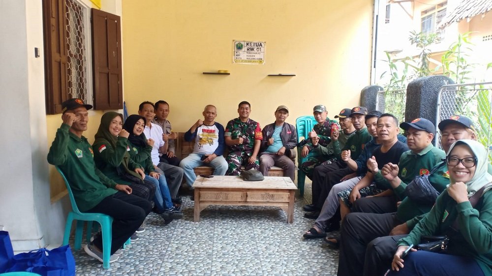 Babinsa Klojen Dorong Kegiatan Kerja Bakti Melalui Komsos di wilayah Binaan
