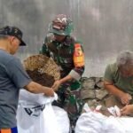 Babinsa Kelurahan Tunjungsekar Bersama Warga Gelar Kerja Bakti Bersihkan Fasilitas Umum