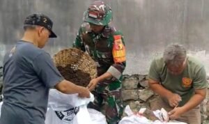 Babinsa Kelurahan Tunjungsekar Bersama Warga Gelar Kerja Bakti Bersihkan Fasilitas Umum