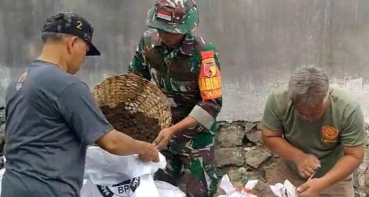 Babinsa Kelurahan Tunjungsekar Bersama Warga Gelar Kerja Bakti Bersihkan Fasilitas Umum