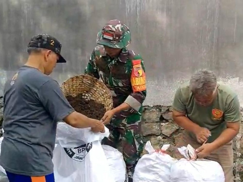 Babinsa Kelurahan Tunjungsekar Bersama Warga Gelar Kerja Bakti Bersihkan Fasilitas Umum