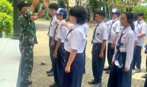 Babinsa Lowokwaru Berikan Penguatan Pendidikan Karakter dan PBB SMP Laboratorium UM