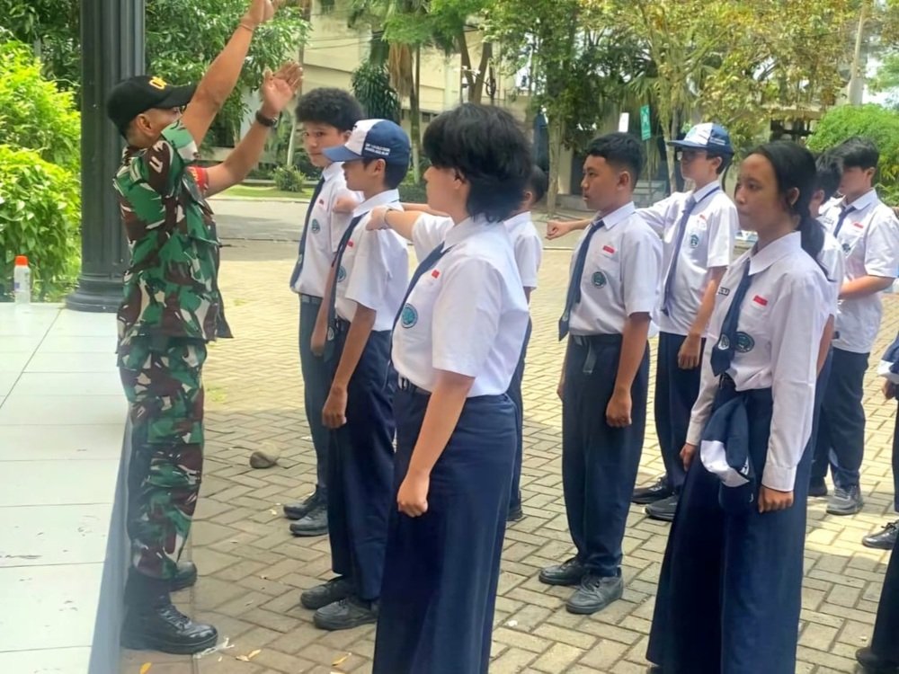 Babinsa Lowokwaru Berikan Penguatan Pendidikan Karakter dan PBB SMP Laboratorium UM