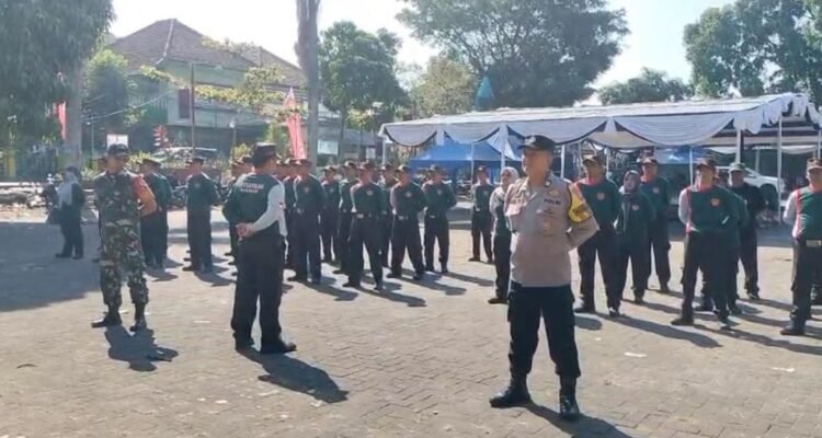Tingkatkan Disiplin dan Kekompakan, Babinsa Lowokwaru Berikan Pelatihan PBB Linmas