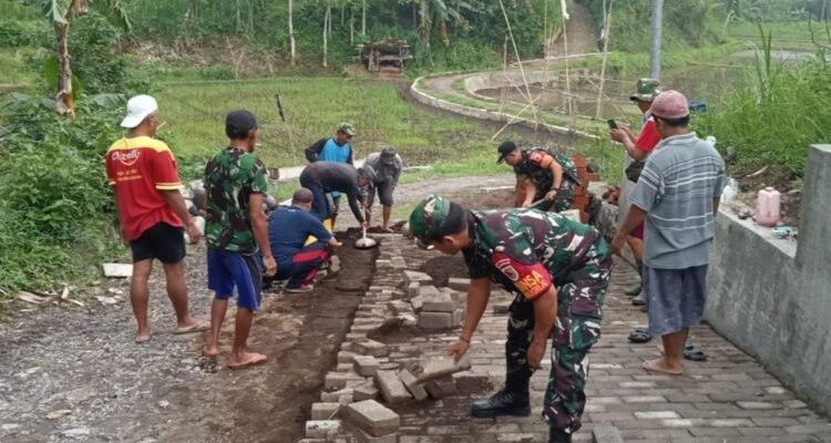 Babinsa Mulyorejo Gotong Royong Babinsa Mulyorejo Bantu Warga Pasang Paving Bukti Nyata Hadir di Tengah Rakyat