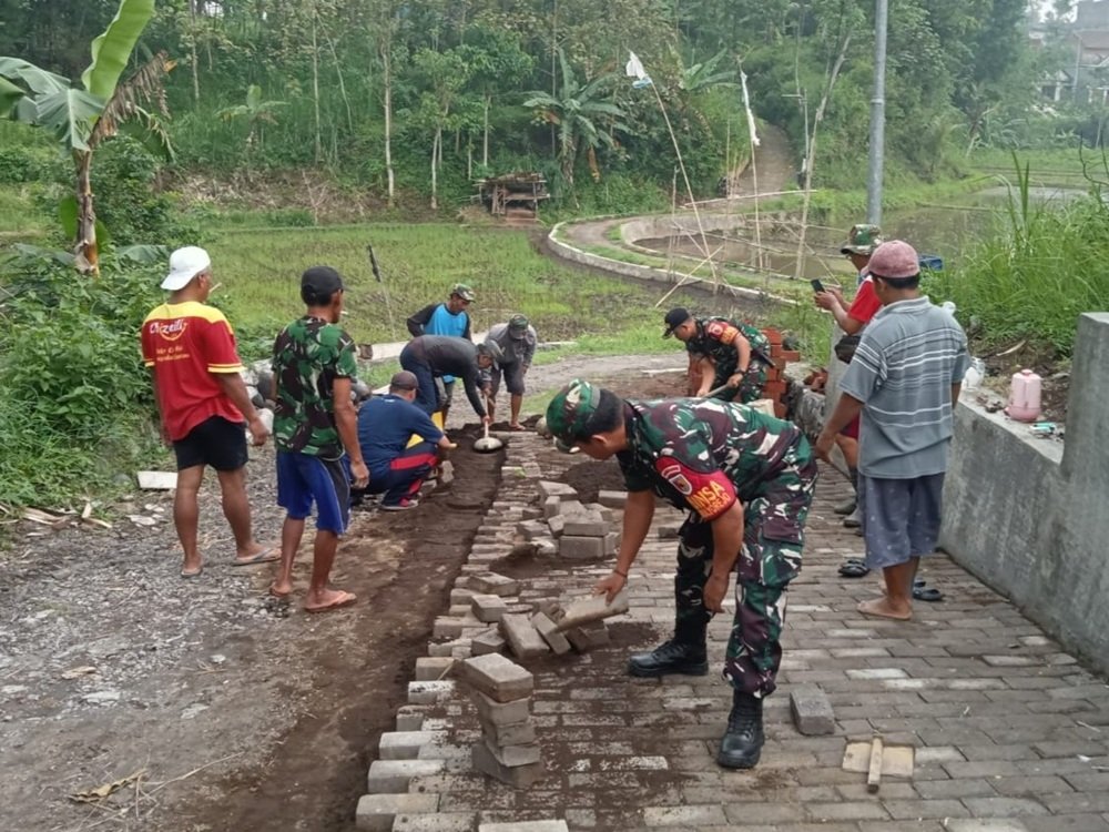 Gotong Royong Babinsa Mulyorejo Bantu Warga Pasang Paving Bukti Nyata Hadir di Tengah Rakyat