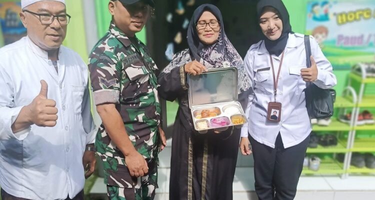 Babinsa Sukun Dampingi Penyaluran Makan Bergizi Gratis di SDN Kebonsari 2