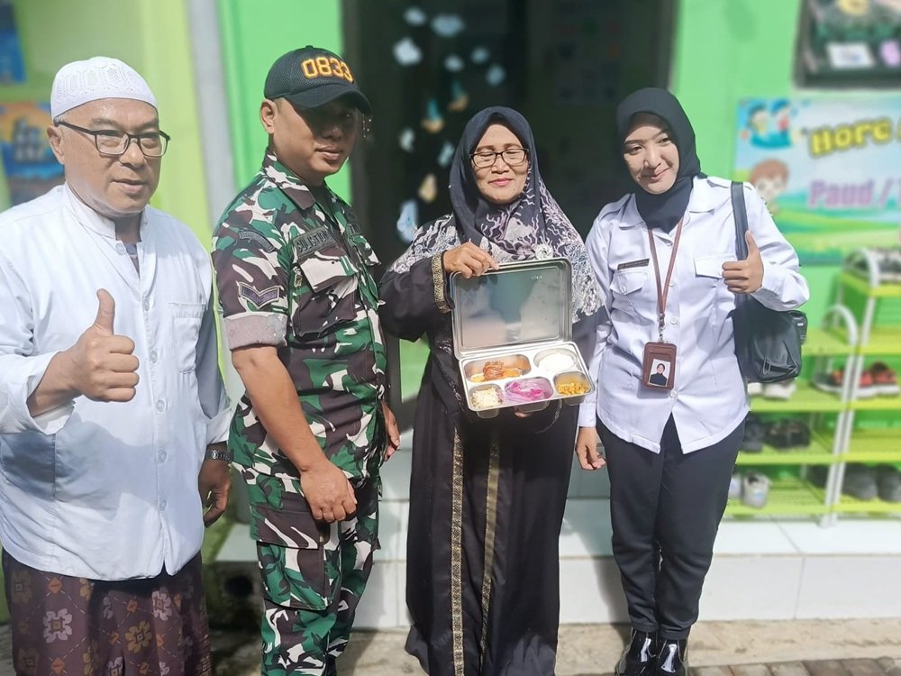 Babinsa Sukun Dampingi Penyaluran Makan Bergizi Gratis di SDN Kebonsari 2