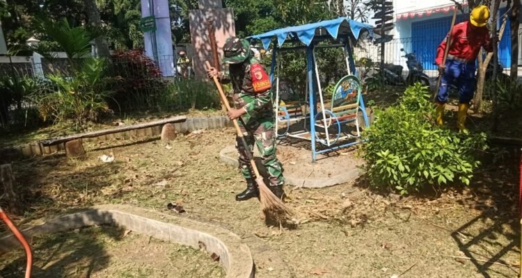Peduli Lingkungan, Babinsa Sukun Bersma Warga Gelar Karya Bakti di Taman Literasi