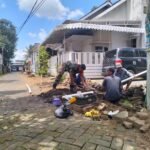 Babinsa Tlogowaru Dampingi Warga Pasang Pipa Air HIPAM