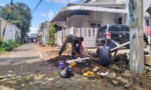 Babinsa Tlogowaru Dampingi Warga Pasang Pipa Air HIPAM