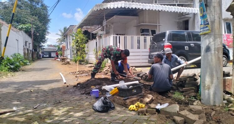 Babinsa Tlogowaru Dampingi Warga Pasang Pipa Air HIPAM