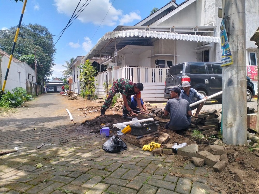 Babinsa Tlogowaru Dampingi Warga Pasang Pipa Air HIPAM