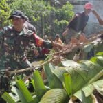 Bersama Warga Binaan, Babinsa Tunggulwulung Jaga Kebersihan Sungai