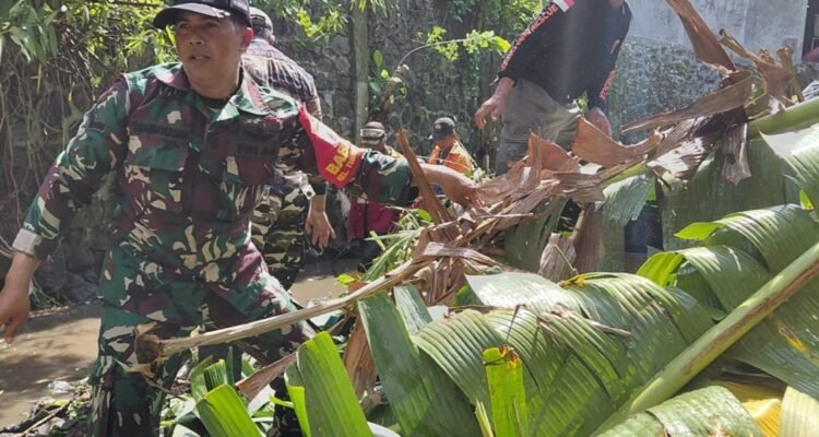 Bersama Warga Binaan, Babinsa Tunggulwulung Jaga Kebersihan Sungai