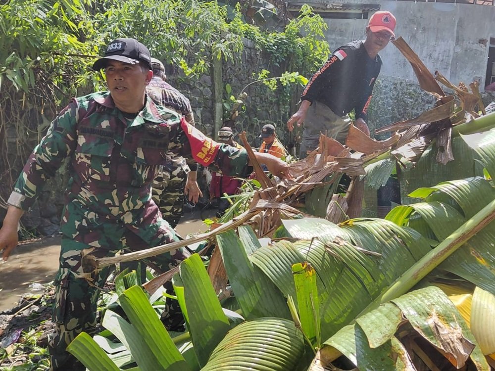 Bersama Warga Binaan, Babinsa Tunggulwulung Jaga Kebersihan Sungai
