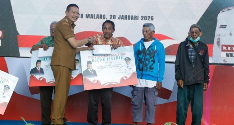 Bagikan 200 Becak Listrik Dari Presiden RI, Wali Kota Wahyu Dukung Pemberdayaan Masyarakat dan Potensi Wisata Kota Malang Bagikan 200 Becak Listrik Dari Presiden RI, Wali Kota Wahyu Dukung Pemberdayaan Masyarakat dan Potensi Wisata Kota Malang