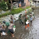 Karya Bhakti Babinsa dan Warga, Wujud Kepedulian Lingkungan di Sungai Kutuk