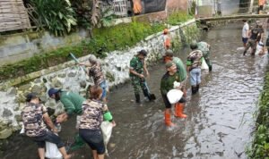 Karya Bhakti Babinsa Karya Bhakti Babinsa dan Warga, Wujud Kepedulian Lingkungan di Sungai Kutuk