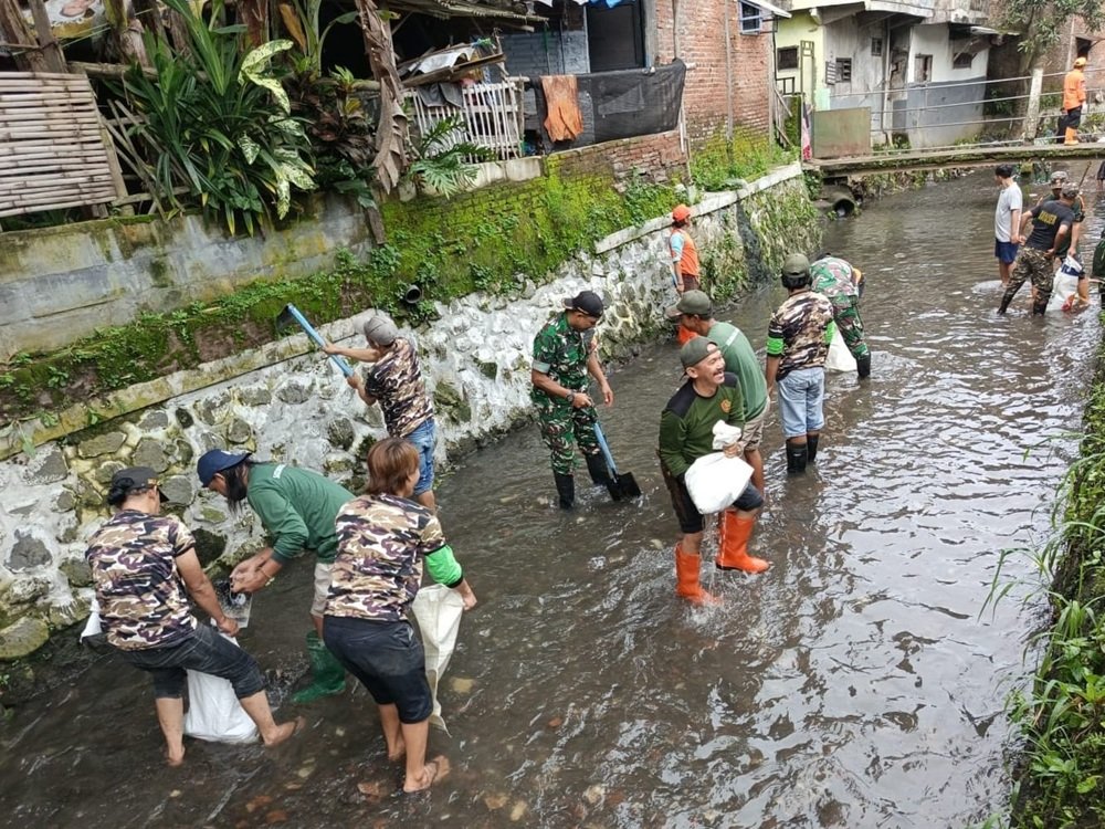 Karya Bhakti Babinsa dan Warga, Wujud Kepedulian Lingkungan di Sungai Kutuk