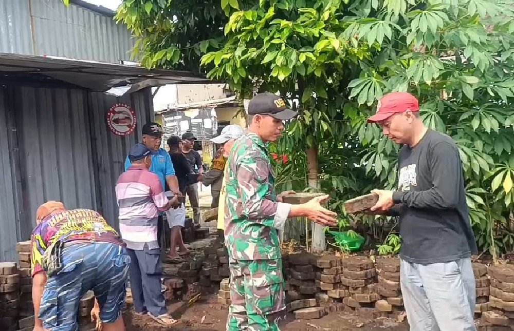 Kerja Bakti Babinsa Bersama Warga Sukoharjo Dukung Program Green House Lingkungan