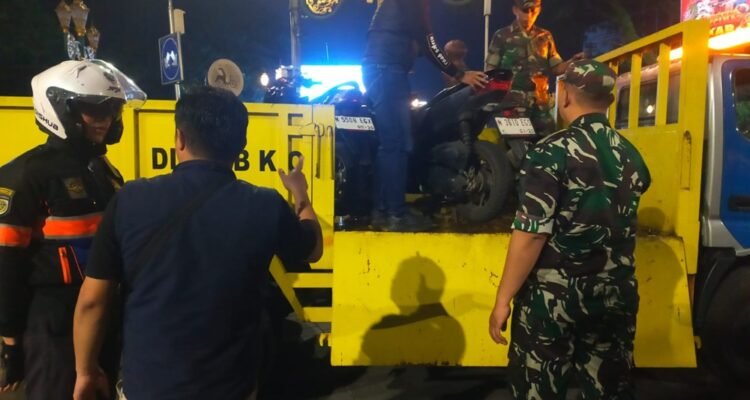 Personel Kodim 0833 Dampingi Dishub Tertibkan Parkir Liar di Kawasan Kayutangan Heritage