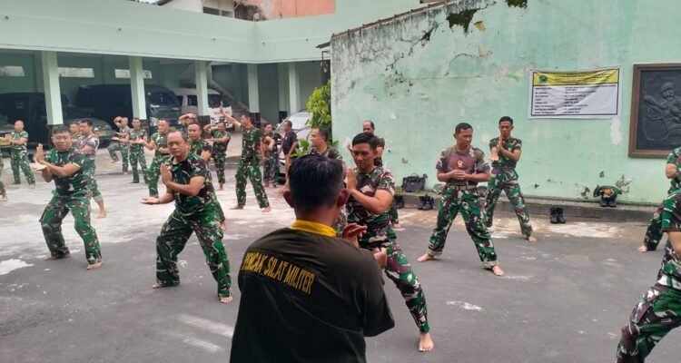 Kodim 0833 Perkuat Karakter Prajurit Melalui Latihan Pencak Silat Militer Kodim 0833 Perkuat Karakter Prajurit Melalui Latihan Pencak Silat Militer