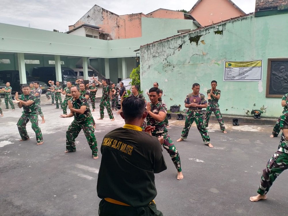 Kodim 0833 Perkuat Karakter Prajurit Melalui Latihan Pencak Silat Militer