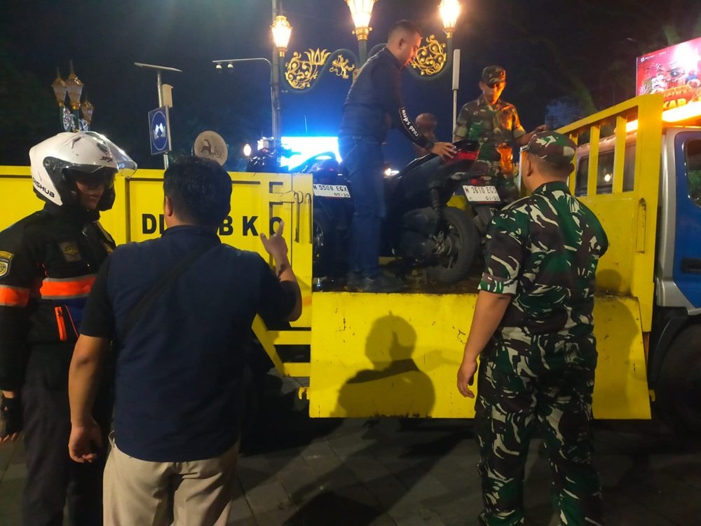 Personel Kodim 0833 Dampingi Dishub Tertibkan Parkir Liar di Kawasan Kayutangan Heritage