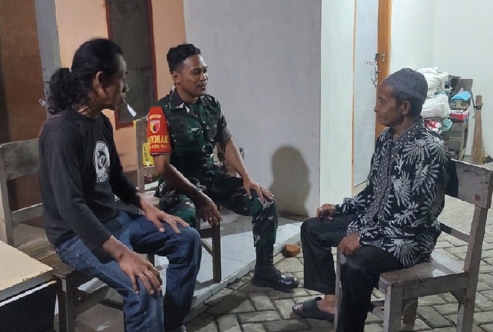 Komsos Babinsa Arjosari Perkuat Kondusifitas Wilayah dan Kemanunggalan TNI–Rakyat