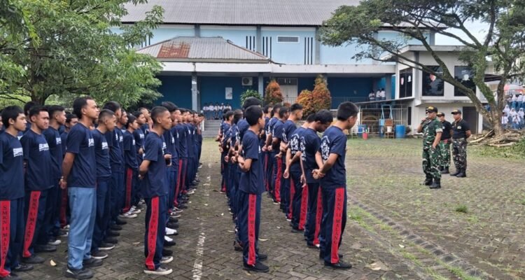 Koramil Sukun Berikan Materi Kedisiplinan kepada Siswa SMKN 11 Malang