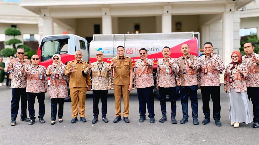 Perumda Tugu Tirta Kota Malang Perdana Terima Bantuan CSR Truk Tangki Air dari Bank Jatim untuk Pelayanan Masyarakat