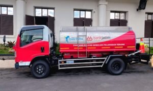 Perumda Tugu Tirta Kota Malang Perdana Terima Bantuan CSR Truk Tangki Air dari Bank Jatim untuk Pelayanan Masyarakat
