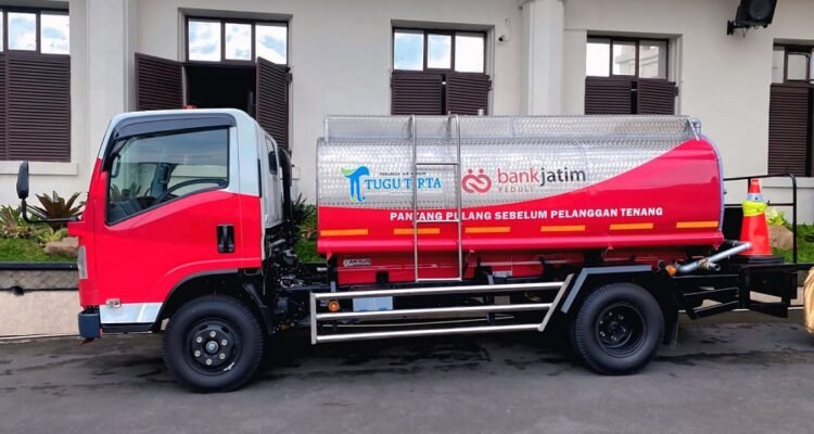 Perumda Tugu Tirta Kota Malang Perdana Terima Bantuan CSR Truk Tangki Air dari Bank Jatim untuk Pelayanan Masyarakat