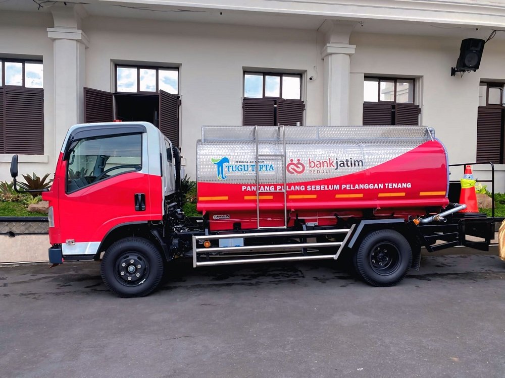 Perumda Tugu Tirta Kota Malang Perdana Terima Bantuan CSR Truk Tangki Air dari Bank Jatim untuk Pelayanan Masyarakat
