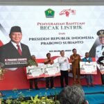 Ringankan Beban Pengemudi Lansia, Presiden Prabowo Salurkan 200 Becak Listrik di Malang (3) Ringankan Beban Pengemudi Lansia, Presiden Prabowo Salurkan 200 Becak Listrik di Malang