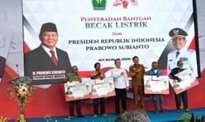 Ringankan Beban Pengemudi Lansia, Presiden Prabowo Salurkan 200 Becak Listrik di Malang