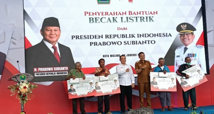 Ringankan Beban Pengemudi Lansia, Presiden Prabowo Salurkan 200 Becak Listrik di Malang (3) Ringankan Beban Pengemudi Lansia, Presiden Prabowo Salurkan 200 Becak Listrik di Malang