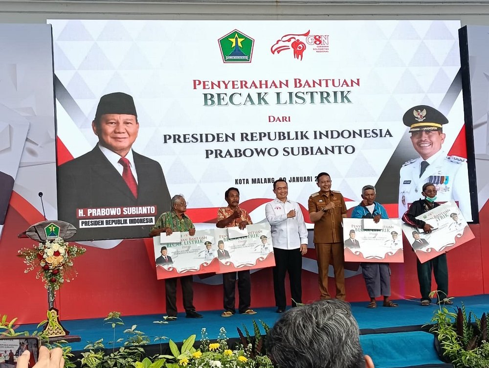Ringankan Beban Pengemudi Lansia, Presiden Prabowo Salurkan 200 Becak Listrik di Malang