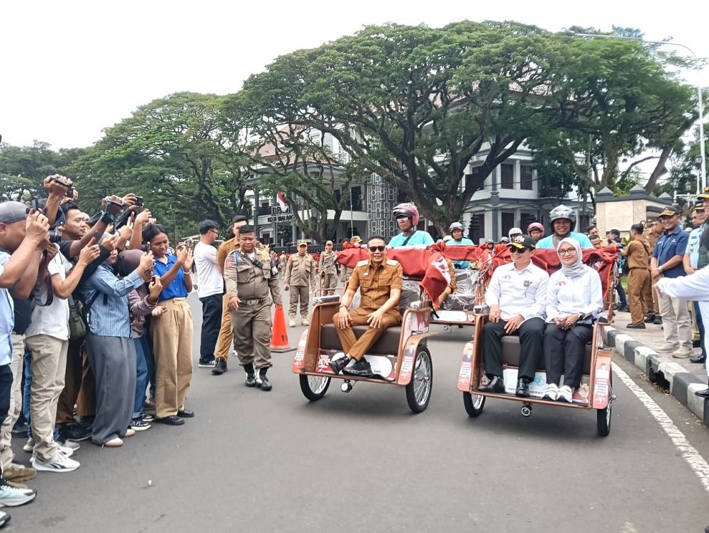 Ringankan Beban Pengemudi Lansia, Presiden Prabowo Salurkan 200 Becak Listrik di Malang