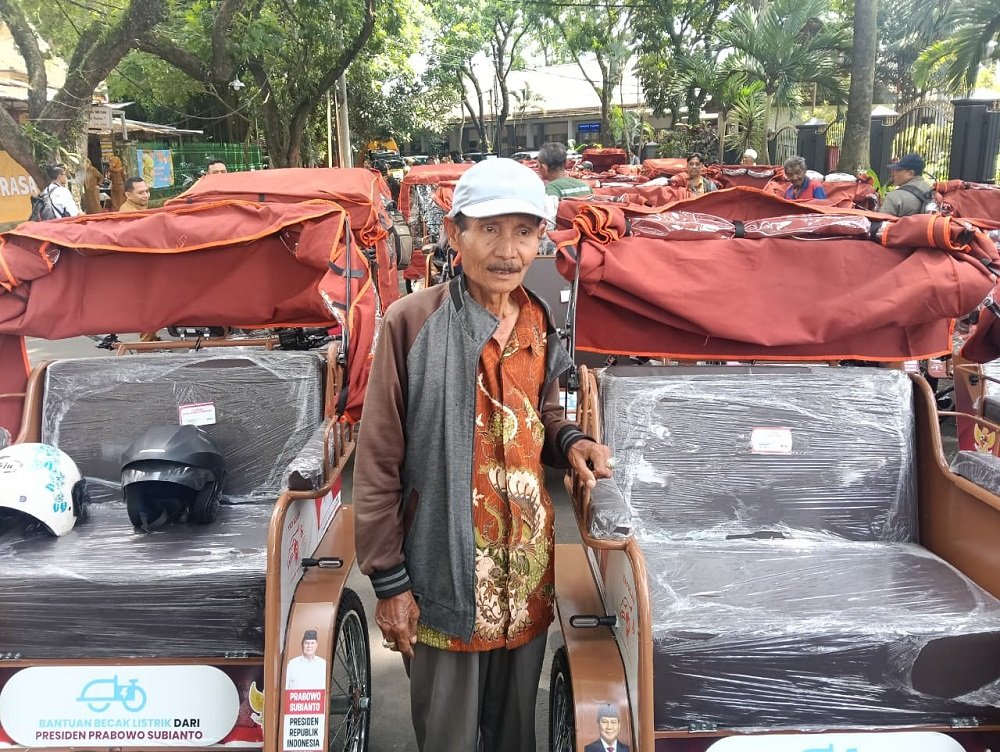 Ringankan Beban Pengemudi Lansia, Presiden Prabowo Salurkan 200 Becak Listrik di Malang