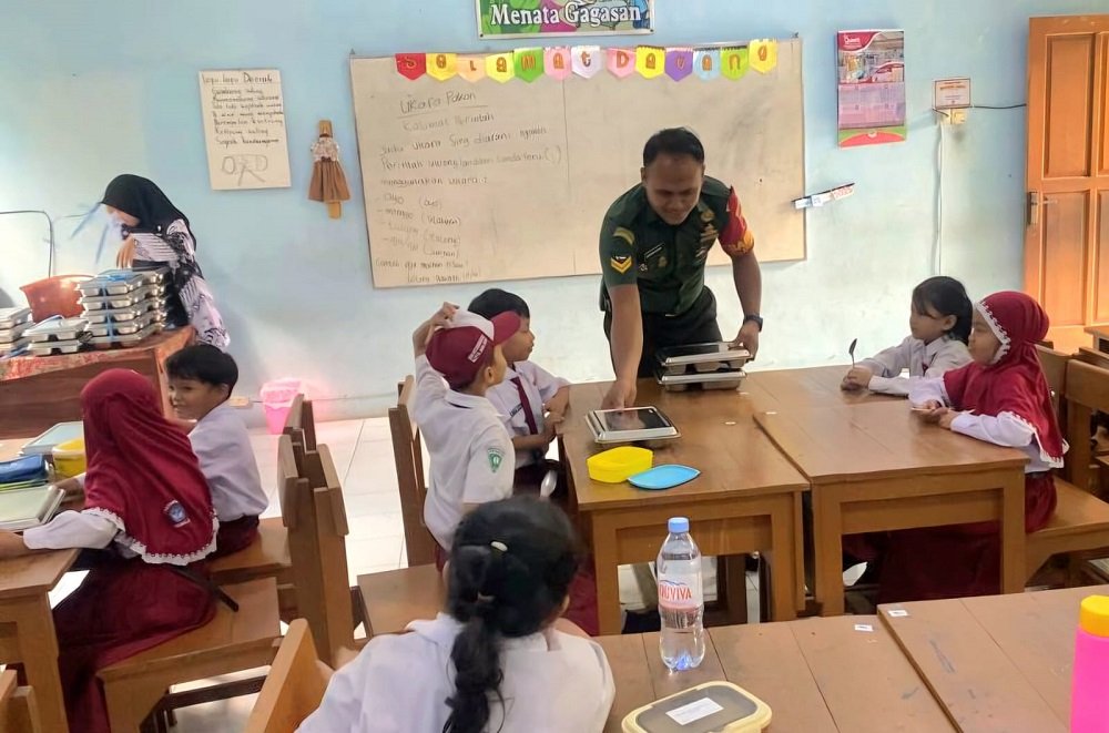 Wujud Kepedulian Babinsa Lowokwaru, Dampingi Program Makan Bergizi Gratis