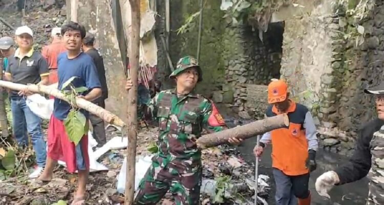Wujud Kepedulian Lingkungan, Babinsa Bareng Gelar Kerja Bakti Pembersihan Sungai