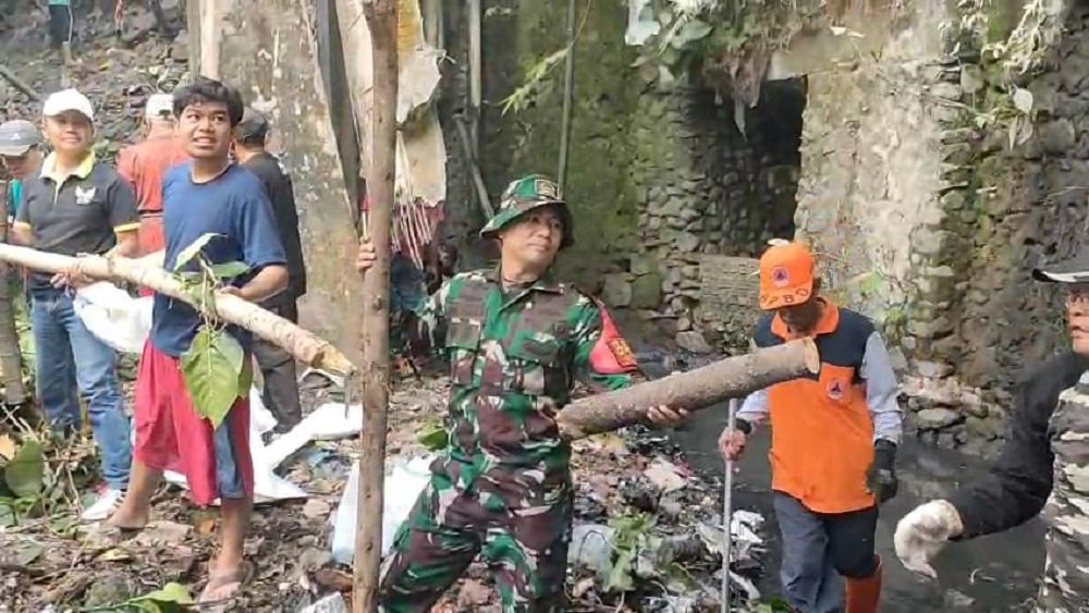 Wujud Kepedulian Lingkungan, Babinsa Bareng Gelar Kerja Bakti Pembersihan Sungai